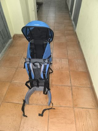 Mochila portabebés senderismo.