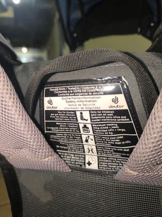 Mochila portabebés senderismo.