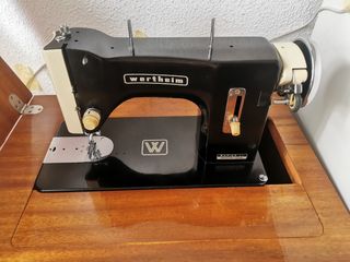 Máquina coser antigua de madera
