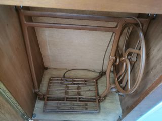 Máquina coser antigua de madera