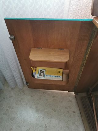 Máquina coser antigua de madera