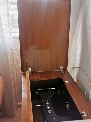 Máquina coser antigua de madera