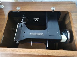 Máquina coser antigua de madera