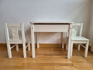 Mesa infantil blanca con 2 sillas