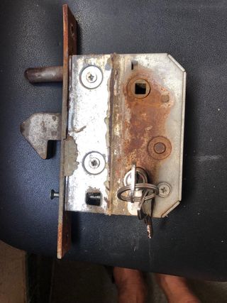 Cerradura puerta corredera antigua