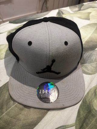 Gorra Jordan gris y negra