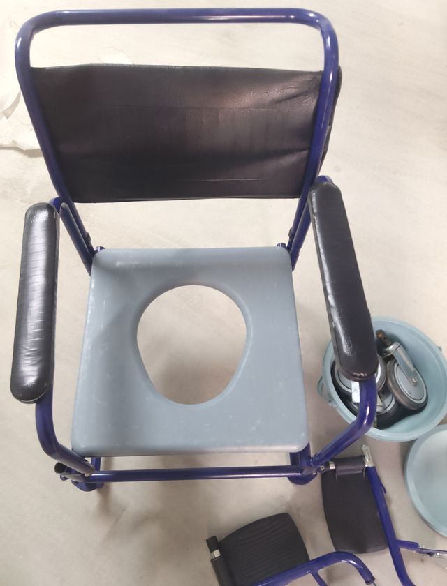 Silla de ruedas con water incorporado