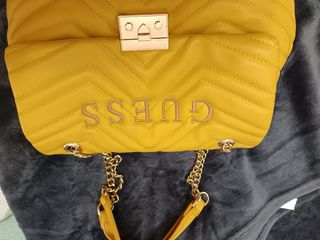 Bolso Guess amarillo