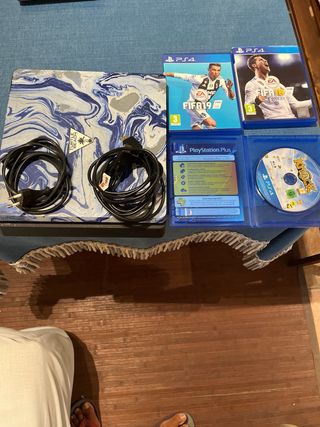 PS4 Slim 500GB + FIFA 18, FIFA  19 + Knack 