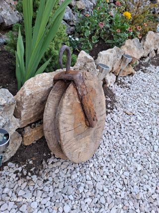 Polea antigua de madera