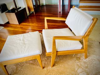 Butaca y reposapiés blancos de madera