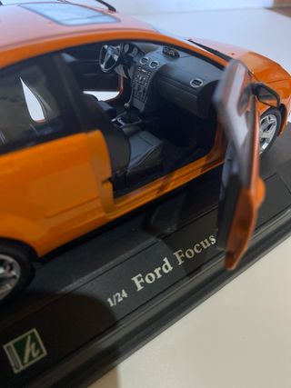 Ford Focus ST 1:24 Escala