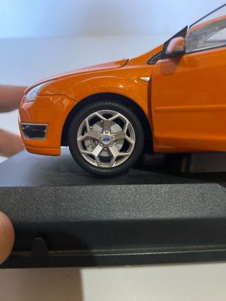Ford Focus ST 1:24 Escala