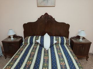 Dormitorio vintage: Cama, mesitas, comoda, espejo