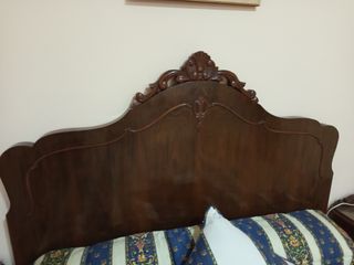 Dormitorio vintage: Cama, mesitas, comoda, espejo