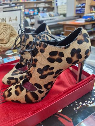 Zapatos tacón leopardo