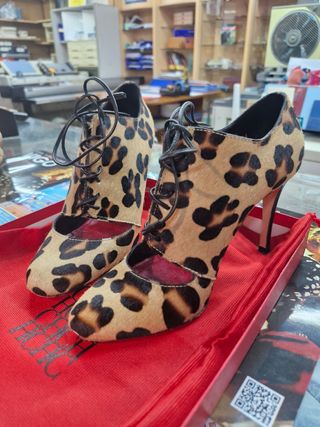 Zapatos tacón leopardo