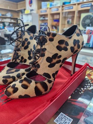 Zapatos tacón leopardo