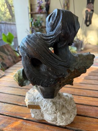 Escultura pareja enamorada