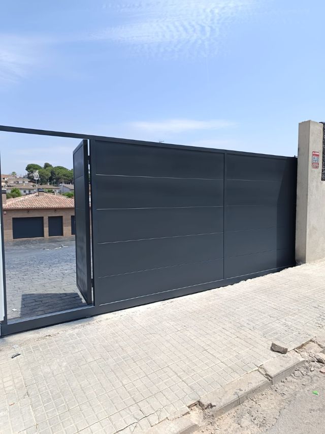 Puerta corredera gris antracita