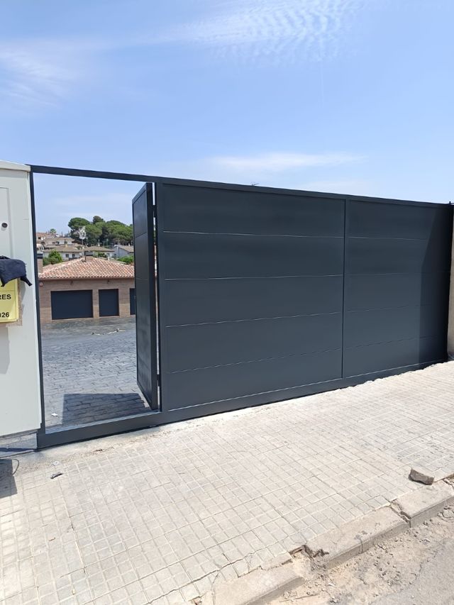 Puerta corredera gris antracita