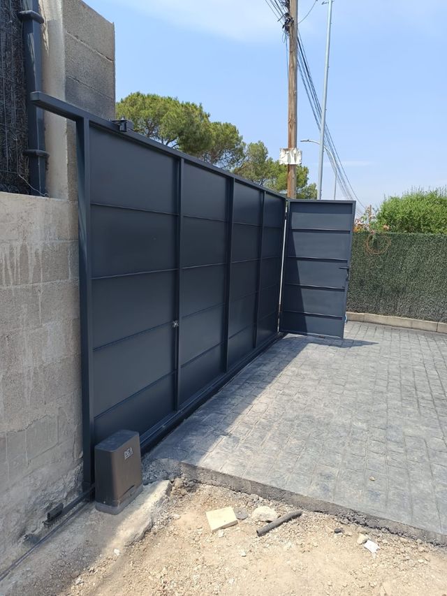 Puerta corredera gris antracita