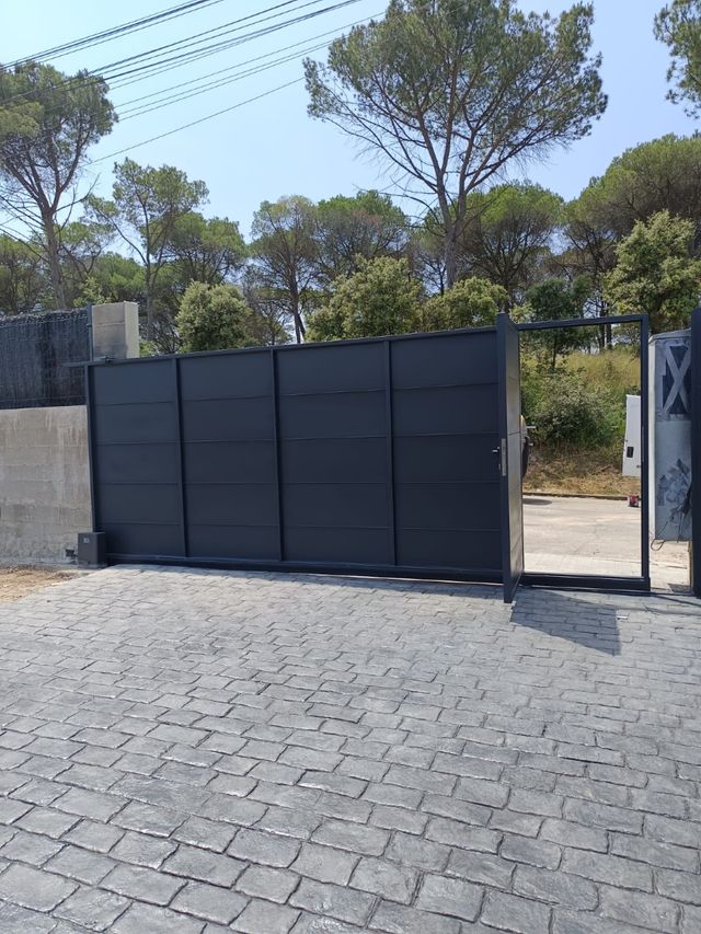 Puerta corredera gris antracita