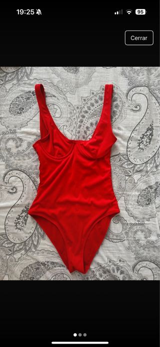Bañador rojo ajustado