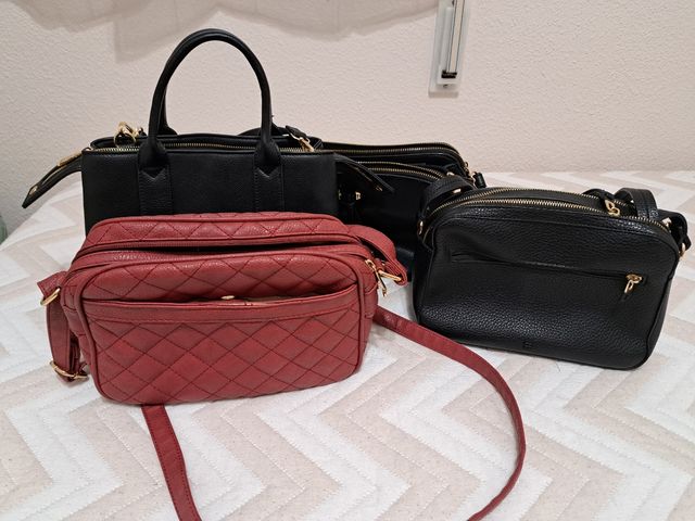 4 bolsos.2 negros y 1 rojo.
4bolsos 20€/ 1bolso 5€