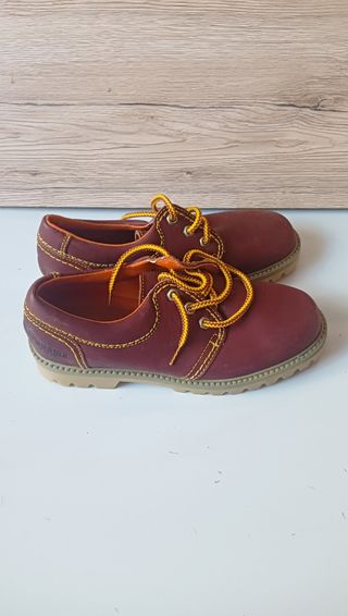Zapatos náuticos marrones de piel hay 2 pares 