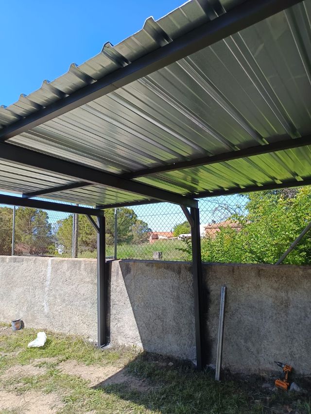 Porche metálico para coche