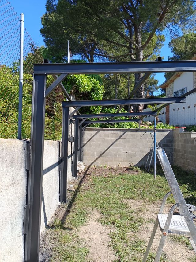 Porche metálico para coche