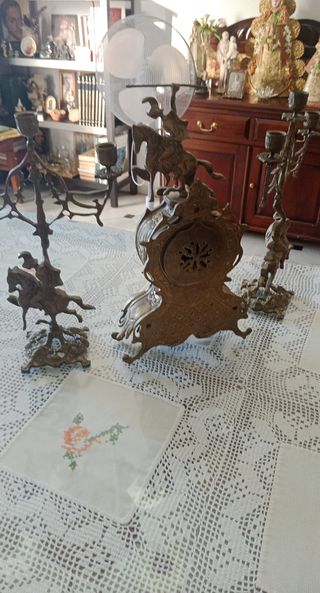 Reloj y candelabros bronce