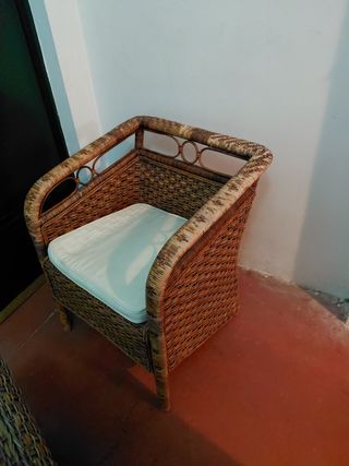 Sillón y mesa mimbre terraza