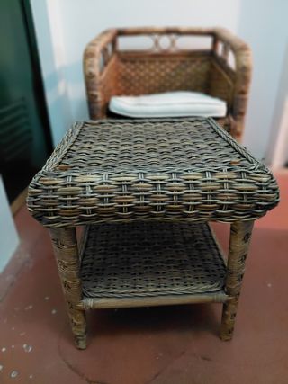 Sillón y mesa mimbre terraza