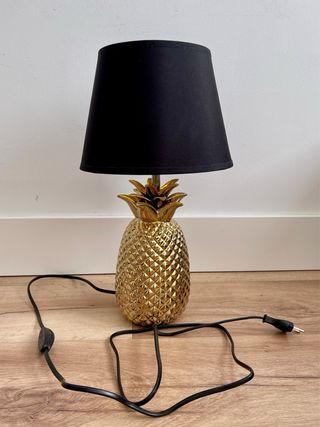 Lámpara piña dorada - tulipa negra