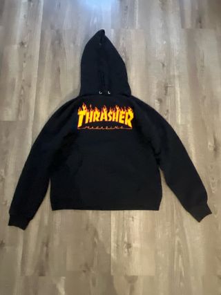 Sudadera Thrasher negra con llamas