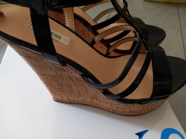 Sandali Guess neri con zeppa