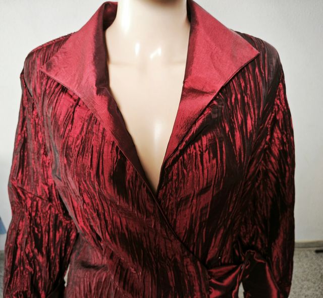 Blazer roja satinada talla 46