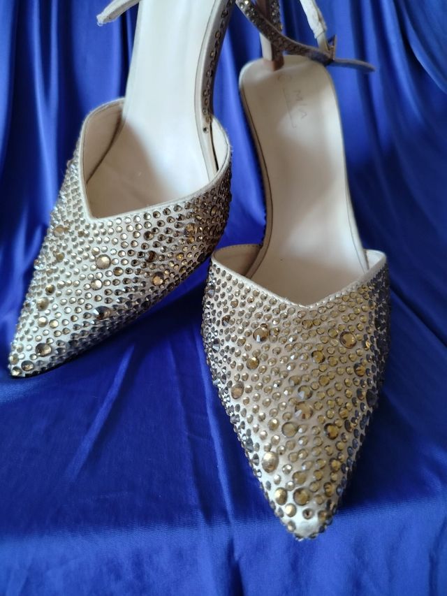 Zapatos tacón dorado pedrería