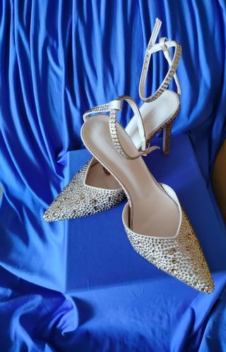 Zapatos tacón dorado pedrería