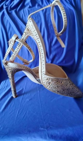 Zapatos tacón dorado pedrería
