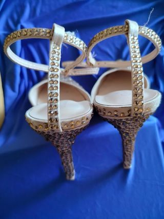 Zapatos tacón dorado pedrería