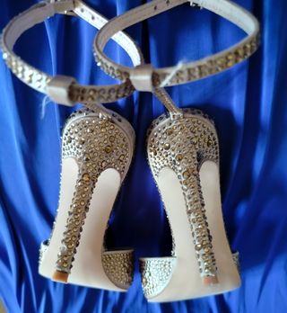 Zapatos tacón dorado pedrería