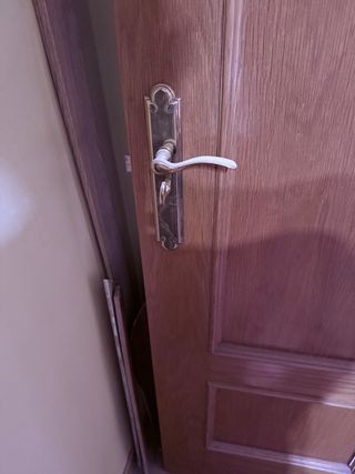 Puerta madera maciza de con cierre .
con molduras 
