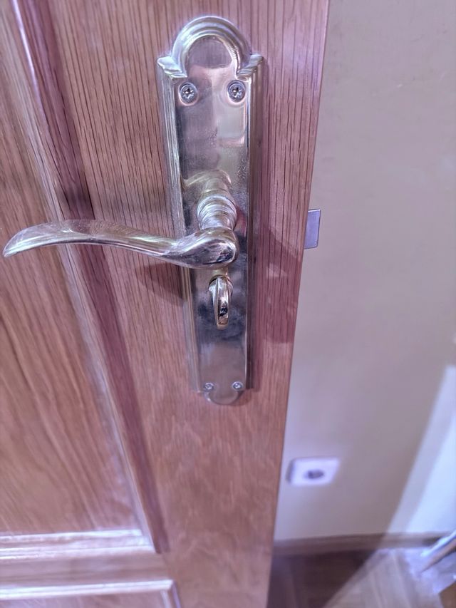 Puerta madera maciza de con cierre . con molduras