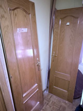 Puerta madera maciza de con cierre . con molduras