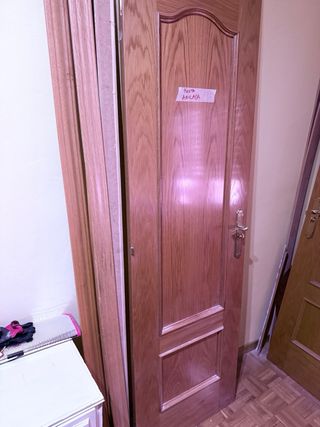 Puerta madera maciza de con cierre .
con molduras 