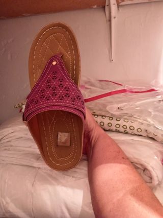 Sandalias cómodas marrones y moradas