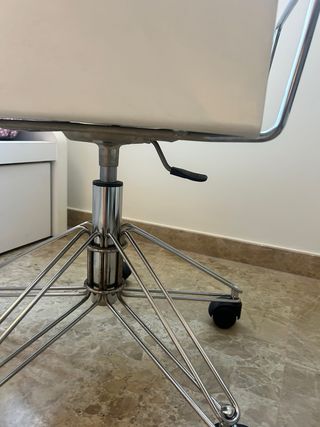 Silla escritorio blanca y plateada.